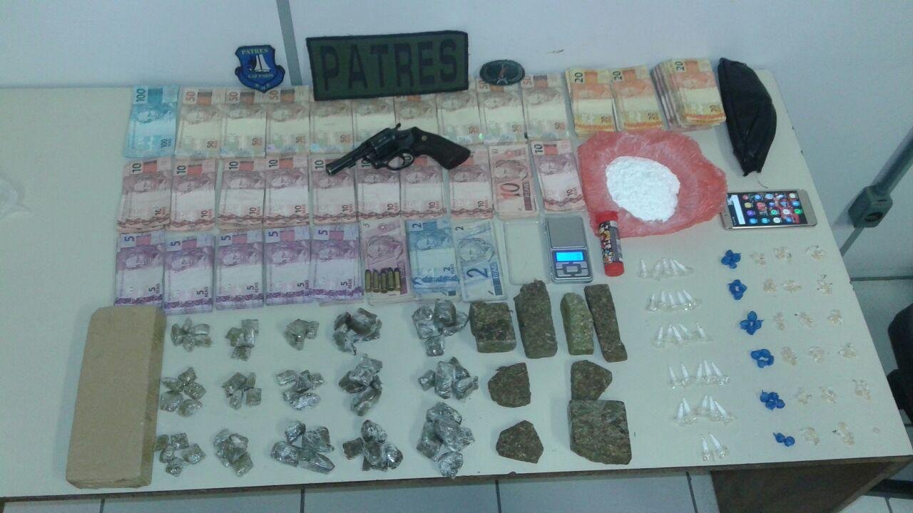 Homem &eacute; preso por porte ilegal de arma, drogas e cerca de R$ 14,7 mil no bairro Gl&oacute;ria