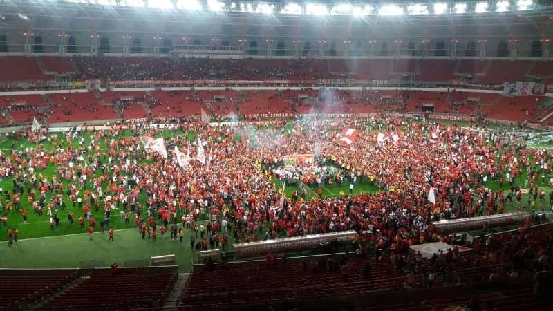 Torcedores invadiram o gramado no final do jogo