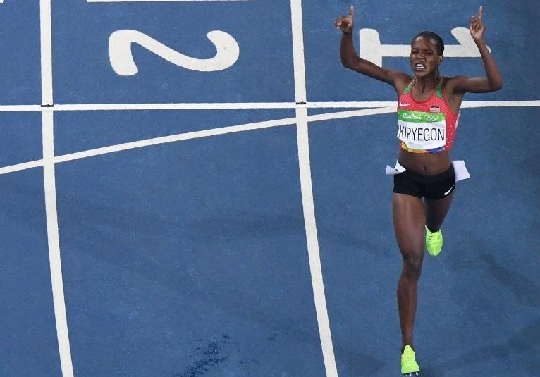 Prova come&ccedil;ou em ritmo lento e teve arrancada alucinante na &uacute;ltima volta