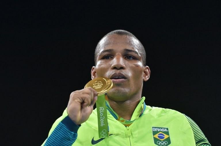 Boxeador que ganhou medalha de ouro na noite de ter&ccedil;a-feira afirma que esporte educou sua vida	