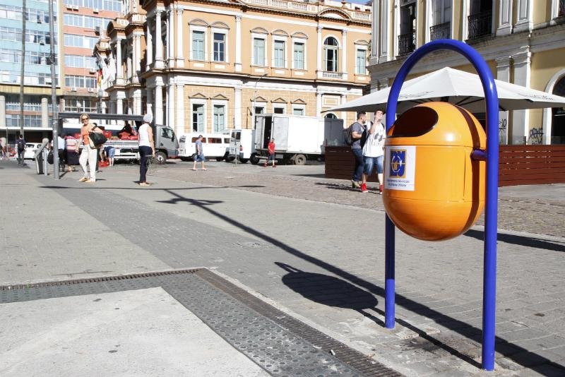 DMLU conclui a instala&ccedil;&atilde;o de tr&ecirc;s mil novas lixeiras em Porto Alegre