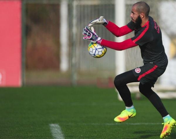 Danilo Fernandes treinou normalmente nesta quarta-feira no CT Parque Gigante
