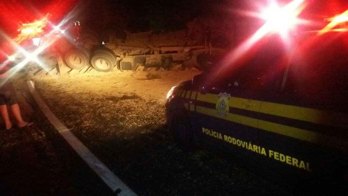 Tombamento de caminh&atilde;o de soja bloqueia BR 116, em S&atilde;o Marcos 