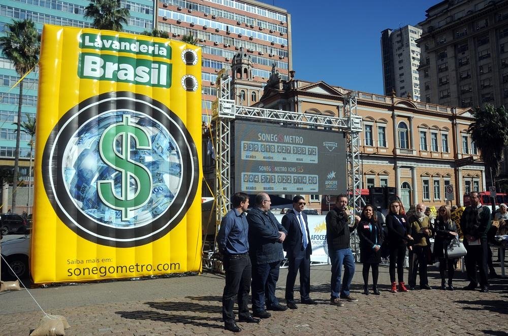 Painel eletr&ocirc;nico foi instalado no Largo Gl&ecirc;nio Peres, no Centro de Porto Alegre