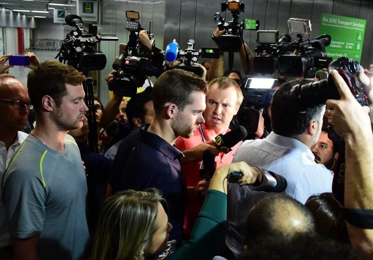 Nadadores americanos teriam brigado com seguran&ccedil;a em posto de gasolina 