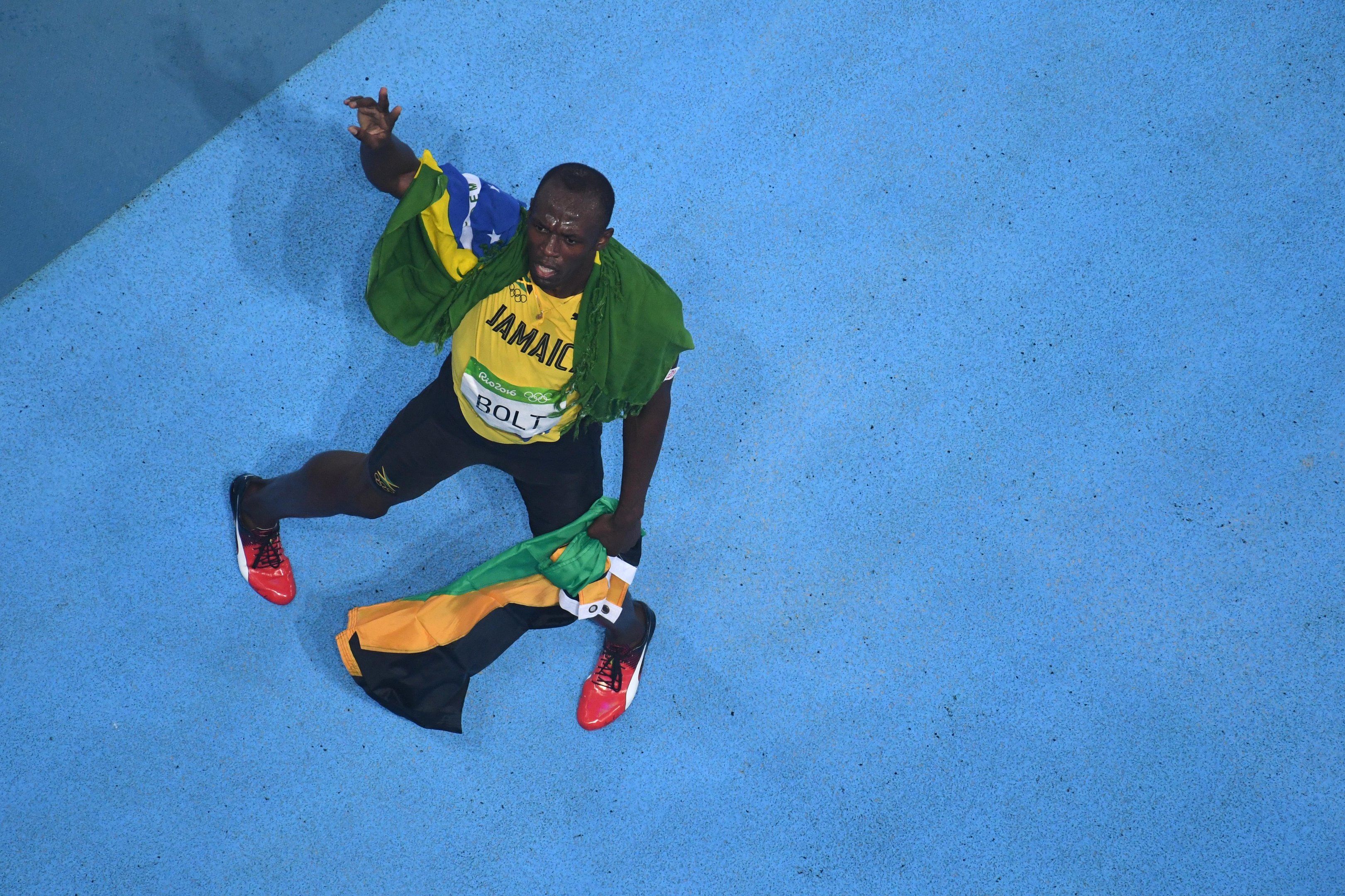 Jamaicano "foi para a galera" com direito a bandeira do Brasil
