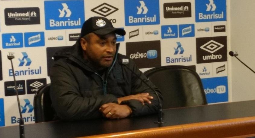 Roger sugere a Douglas jogar mais avan&ccedil;ado por longevidade na carreira 