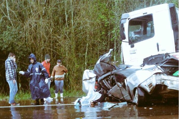 Quatro pessoas morrem em colis&atilde;o de carro e caminh&atilde;o no RS