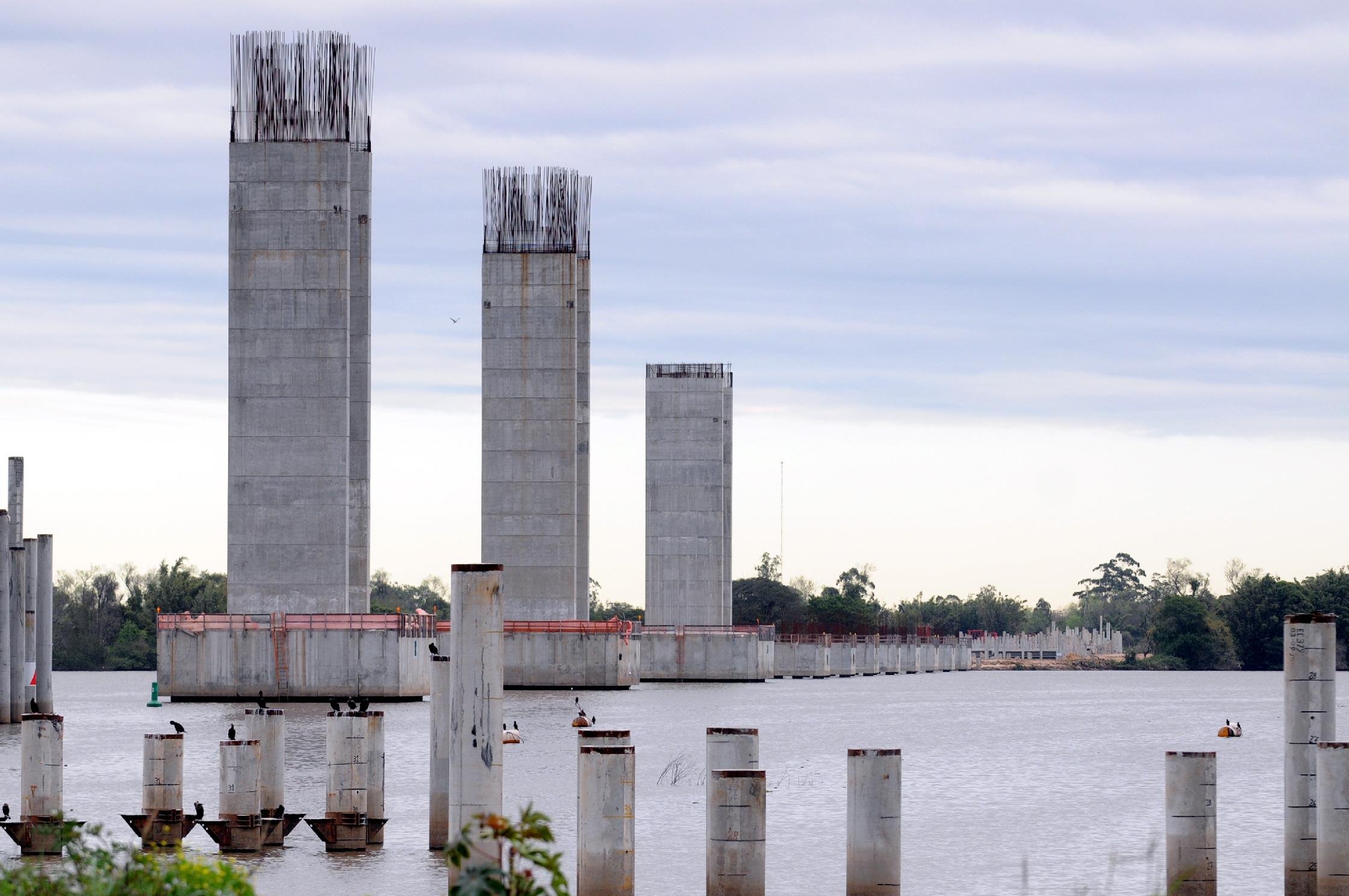 Obras da nova ponte do Gua&iacute;ba seguem em ritmo lento