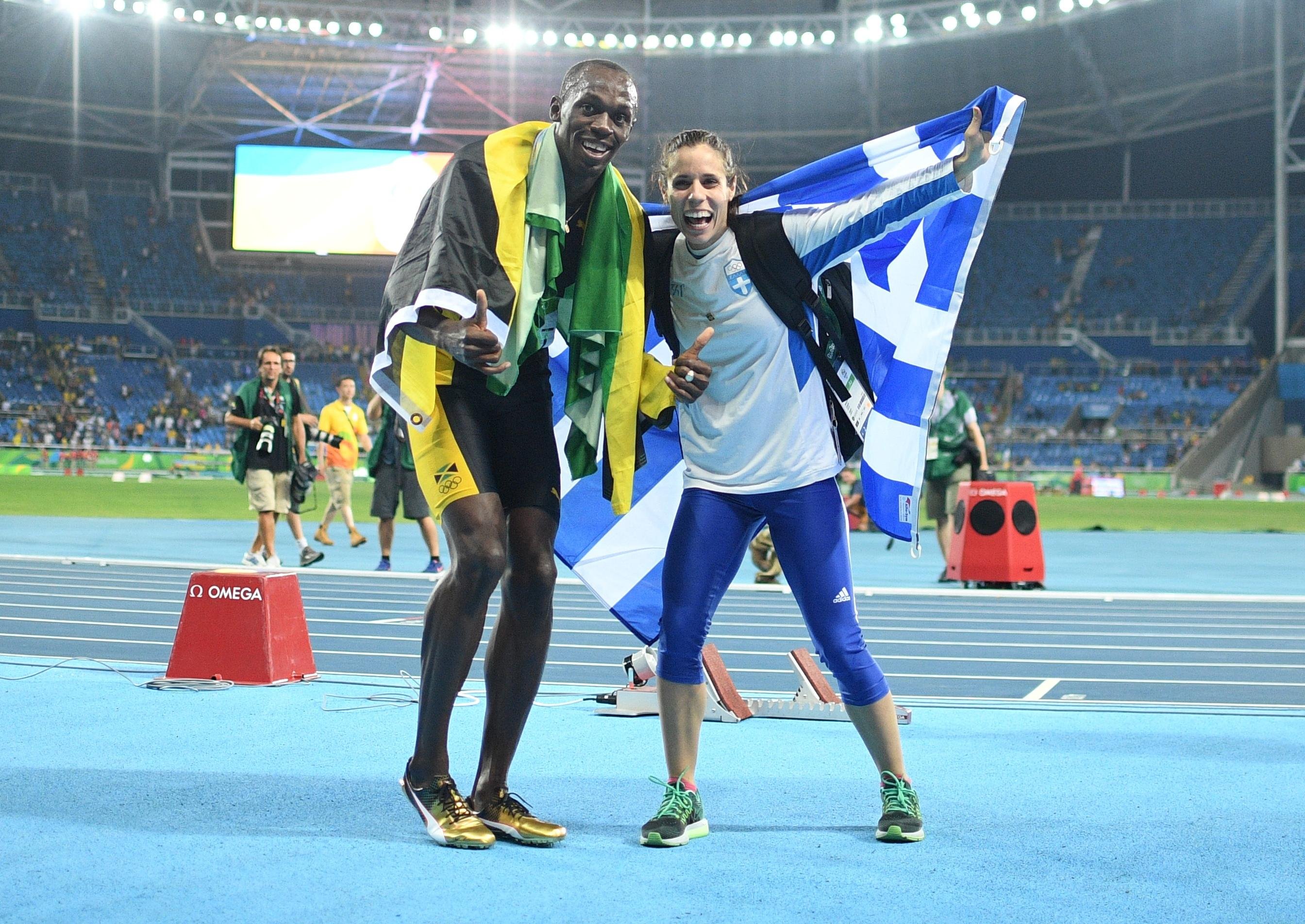 Grega levou a medalha de ouro e ainda tirou a foto da vida com Bolt