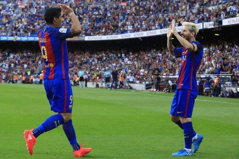 Su&aacute;rez e Messi atuaram juntos no Barcelona, da Espanha