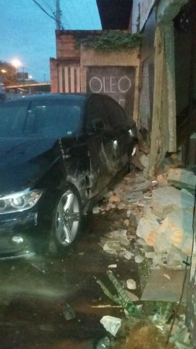 Ve&iacute;culo colidiu contra pr&eacute;dio no Vale do Sinos