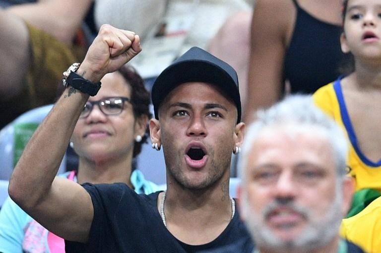 Neymar assiste &agrave; final do v&ocirc;lei e recebe aplausos da torcida brasileira
