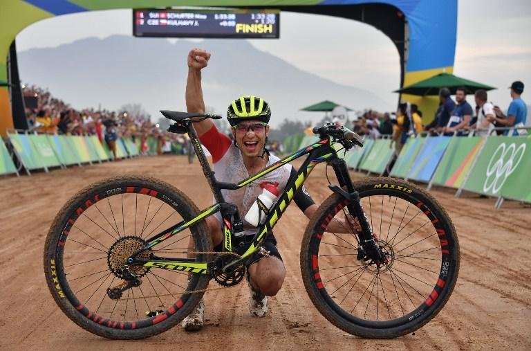  Su&iacute;&ccedil;o Nino Schurter &eacute; ouro no ciclismo montain bike ao concluir a prova em 1 horas, 33 minutos e 28 segundos