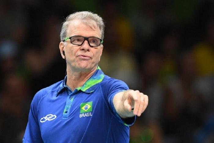 Ap&oacute;s conquista do ouro ol&iacute;mpico, t&eacute;cnico disse que vai pensar um pouco sobre seguir comandando a equipe de v&ocirc;lei masculino