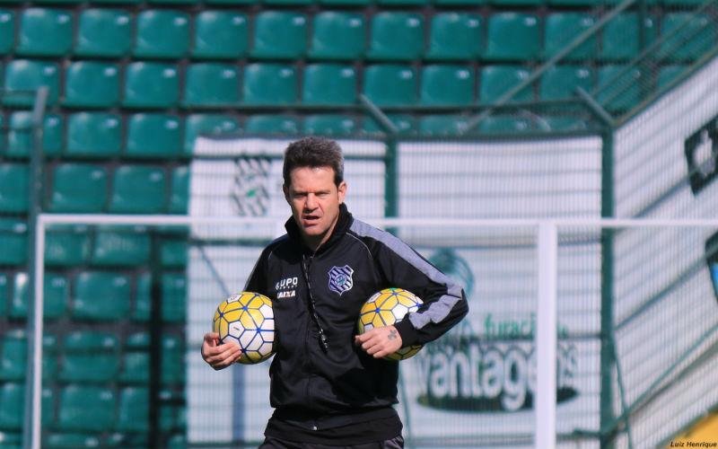 Argel deixa comando do Figueirense ap&oacute;s derrota para Cruzeiro 