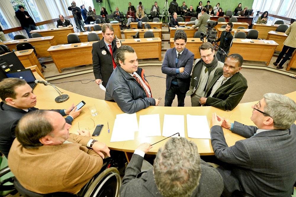 Vereador Cl&aacute;udio Janta (Centro) entrou com mais um pedido de vistas sobre projeto que regulamenta Uber em Porto Alegre