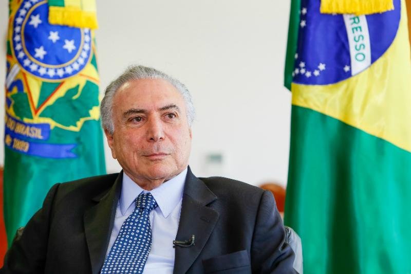 Temer recebe senador indeciso e ex-ministro de Dilma 