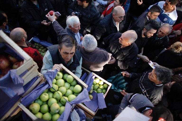 Produtores protestam distribuindo 10 toneladas de peras e ma&ccedil;&atilde;s na Argentina