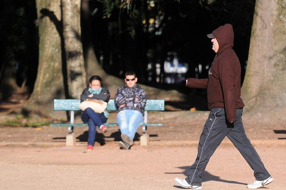 Dia come&ccedil;a frio e temperaturas aumentam durante a tarde