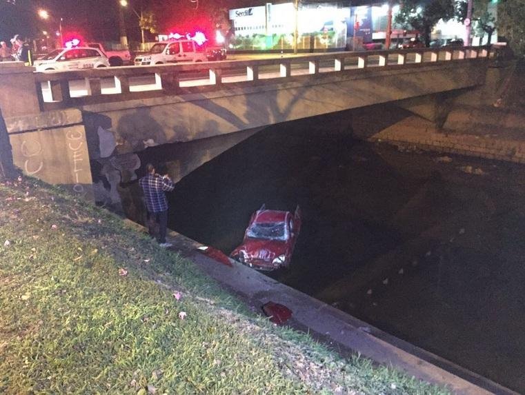 Carro cai no arroio Dil&uacute;vio, em Porto Alegre 