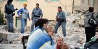 Socorristas, policiais e voluntários trabalham retirando pessoas dos escombros nas localidade mais afetadas
