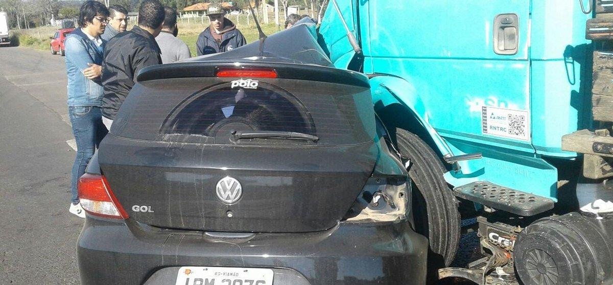 Carro colidiu contra caminh&atilde;o no km 28 da rodovia