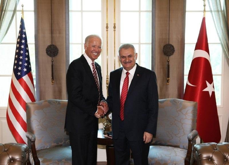 Vice-presidente dos EUA, Joe Biden (esquerda), cumprimenta primeiro-ministro da Turquia, Binali Yildirim (direita)  