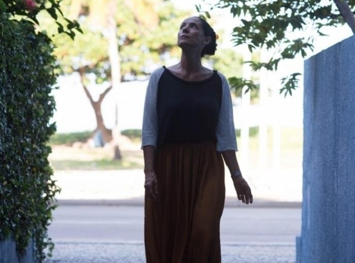 S&ocirc;nia Braga em cena de "Aquarius"