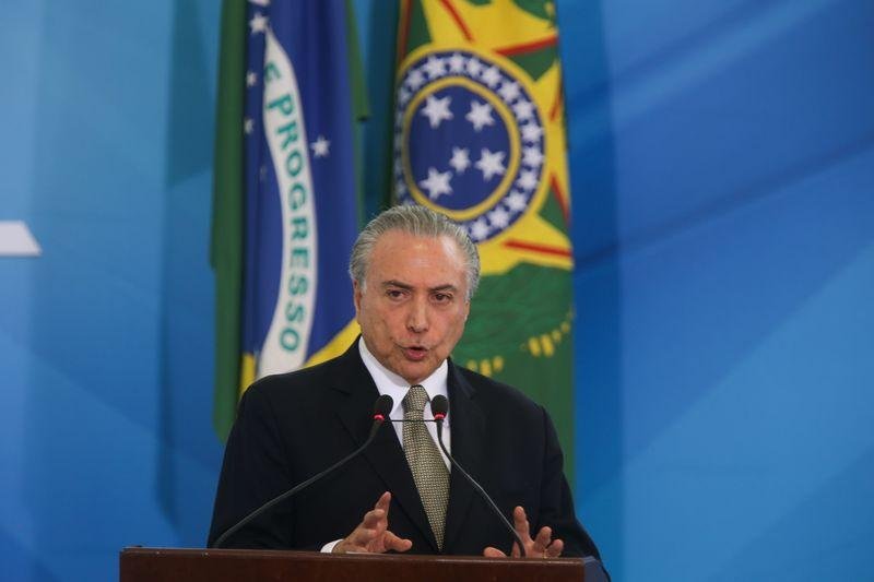 Temer discute projeto de porto por apoio de bancada ao impeachment