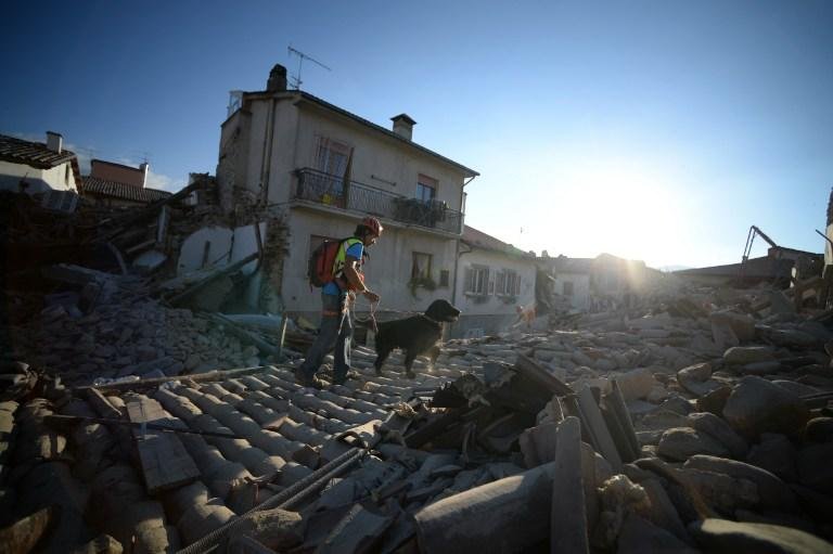 Tremor de 6 graus deixou 350 feridos e centenas de desaparecidos