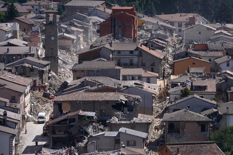 It&aacute;lia busca sobreviventes de terremoto que matou mais de 200 pessoas