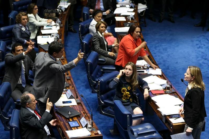 Bate-boca marca in&iacute;cio de sess&atilde;o do impeachment