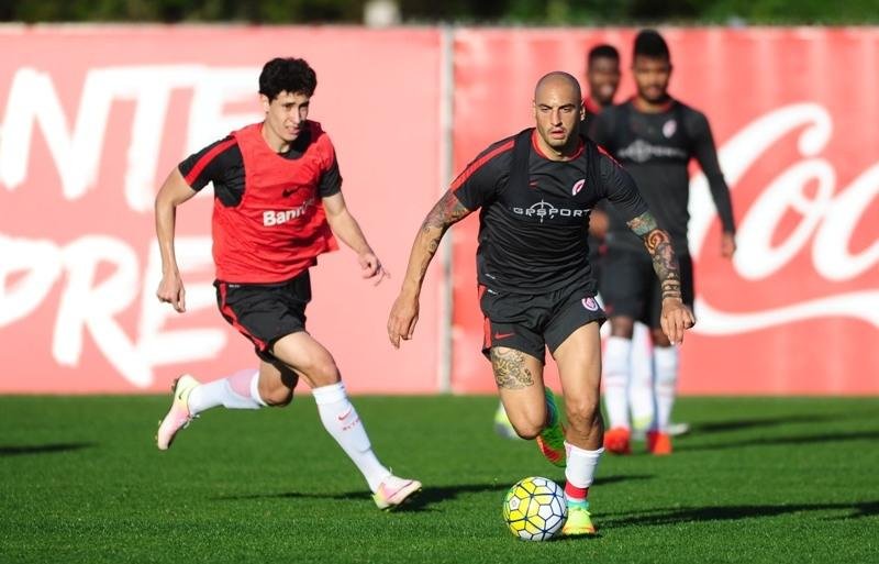 Ariel treinou entre os titulares em novo treino com testes de Roth