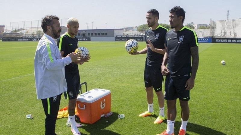 Renato Augusto e Neymar, presentes na campanha do t&iacute;tulo no Rio, tiveram a companhia de Paulinho neste primeiro treino 