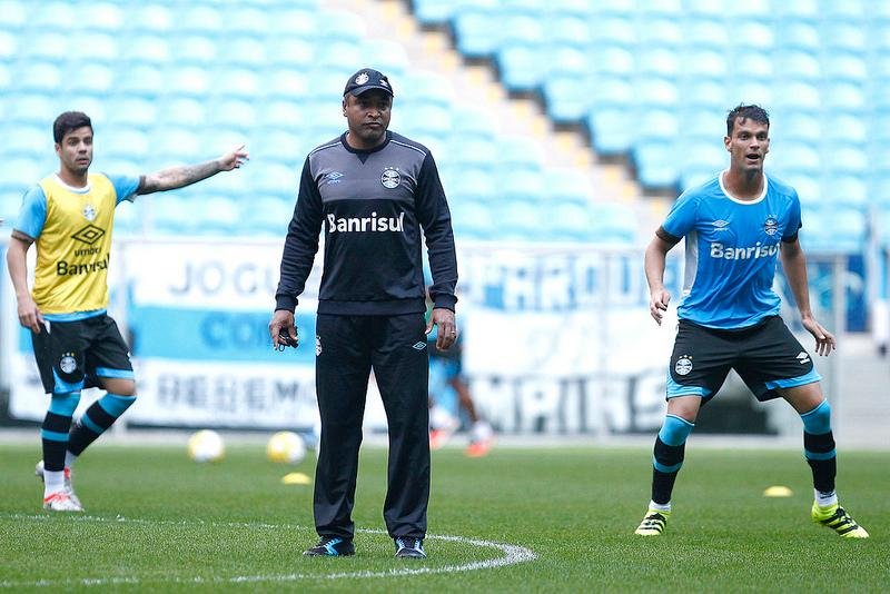 Roger comandou treino para os reservas nesta quinta