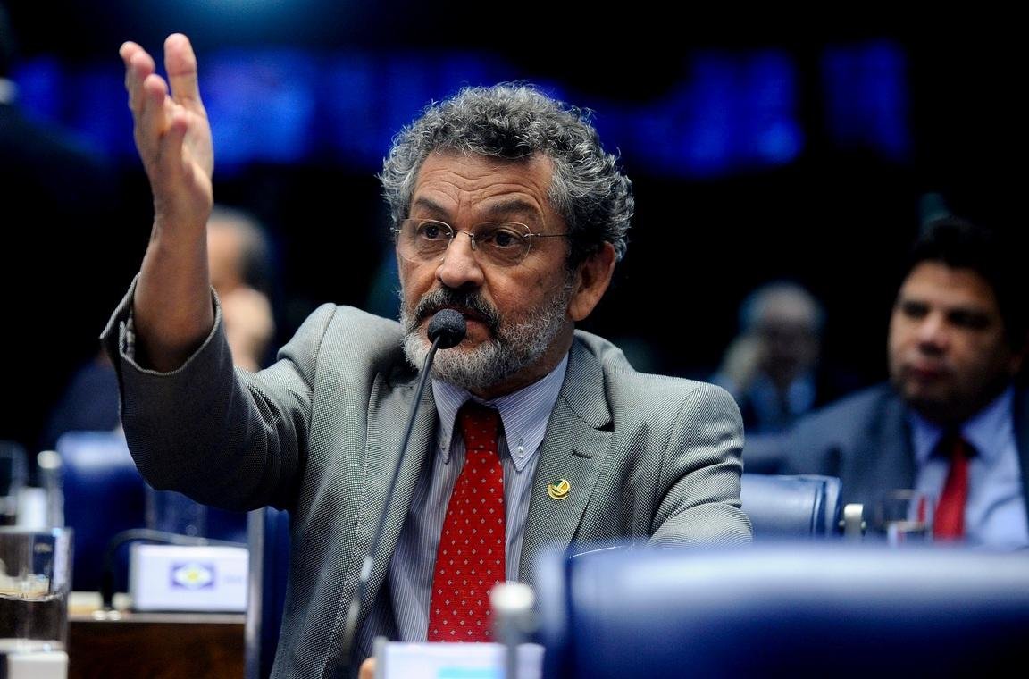 Senador contestou posi&ccedil;&atilde;o jur&iacute;dica do impeachment e avaliou que processo agora &eacute; "apenas pol&iacute;tico"