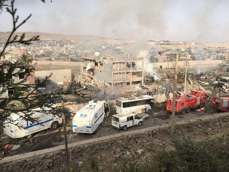 Carro-bomba explodiu contra uma sede policial em Cizre