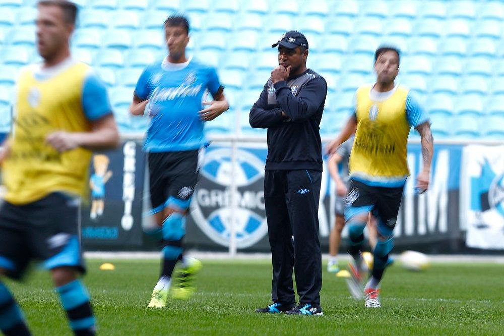 Roger pode manter esquema com tr&ecirc;s volantes contra Atl&eacute;tico-MG