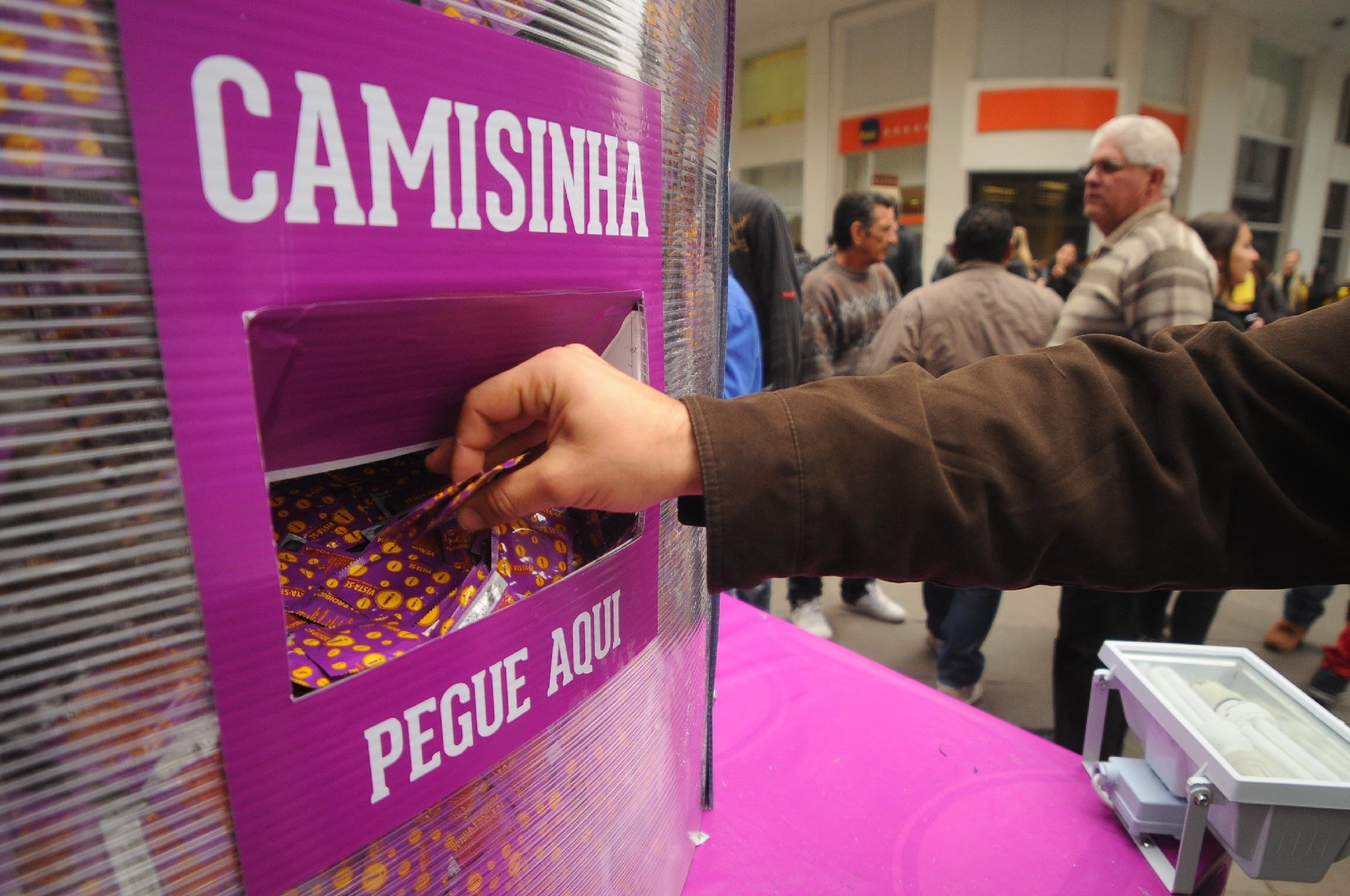 Em tr&ecirc;s anos, redu&ccedil;&atilde;o do uso da camisinha foi de nove pontos porcentuais, aponta IBGE