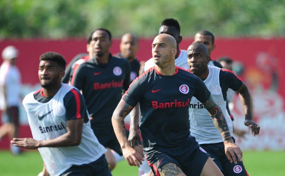 Treino foi de muitas orienta&ccedil;&otilde;es de Celso Roth e finalizou com lances de bola parada