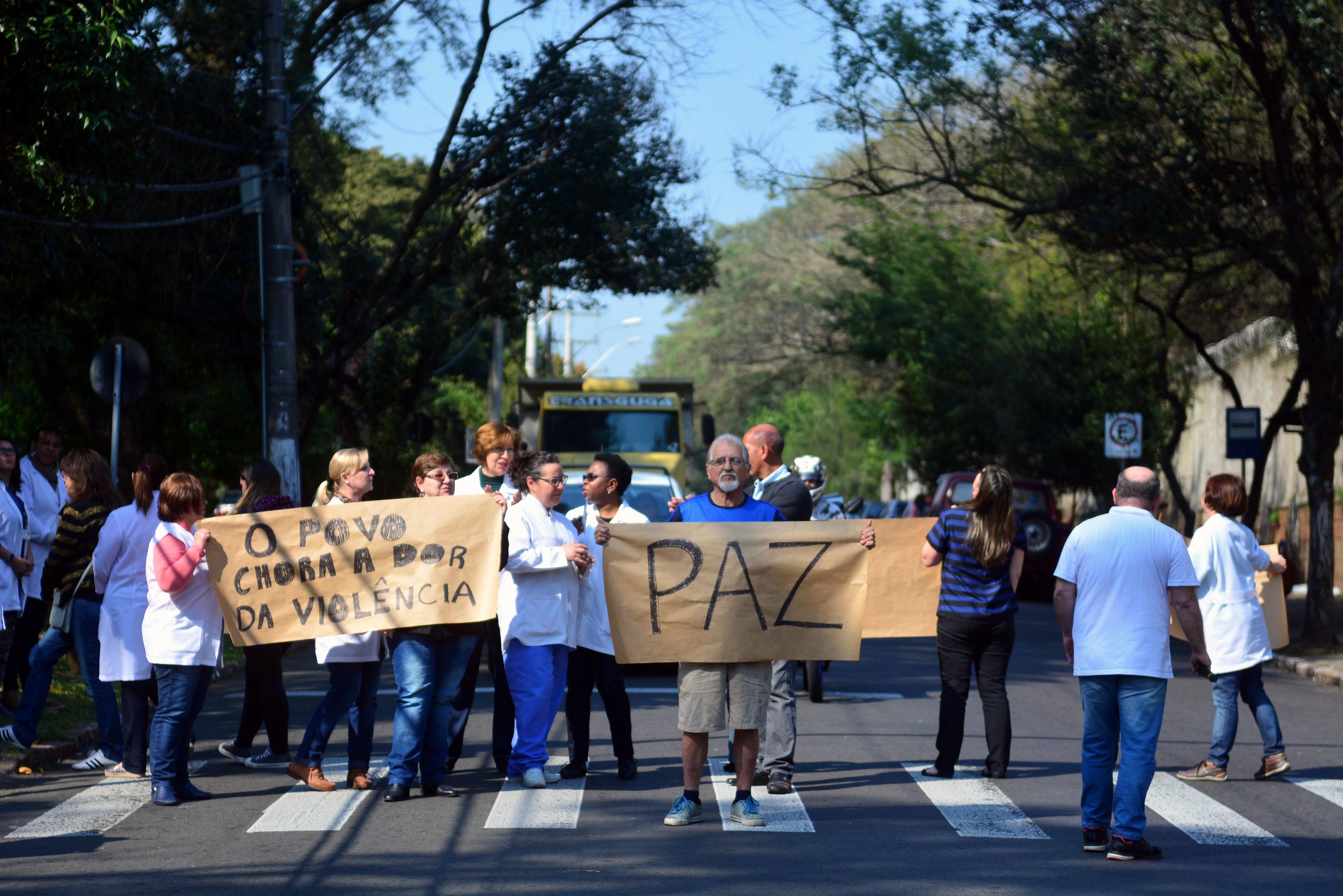 Protesto pede seguran&ccedil;a ap&oacute;s morte em frente a Col&eacute;gio em Porto Alegre 