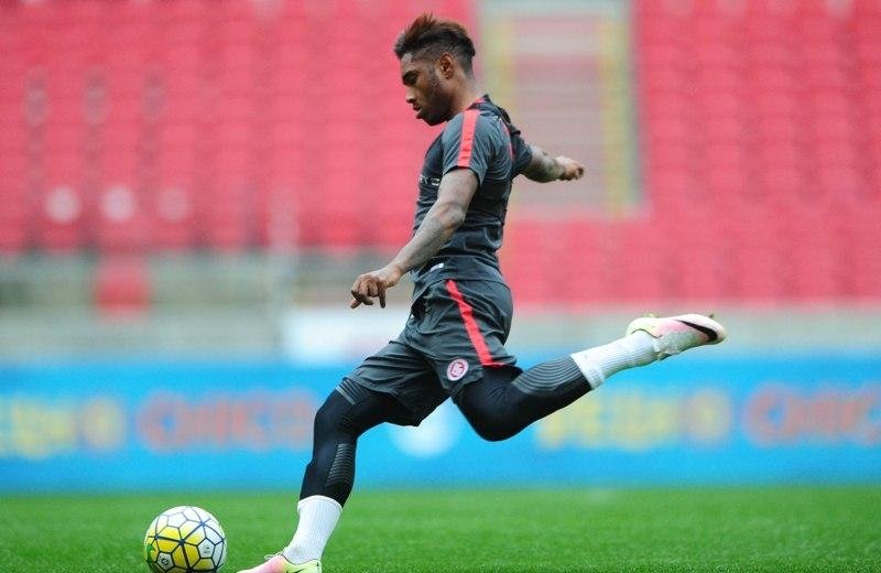 Vitinho tem les&atilde;o no p&eacute; e n&atilde;o viaja para Recife