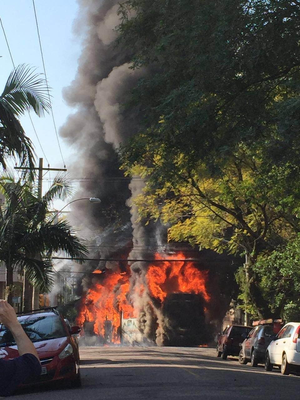 &Ocirc;nibus incendiou ap&oacute;s colidir com um pr&eacute;dio na Felipe de Oliveira com E&ccedil;a de Queiroz