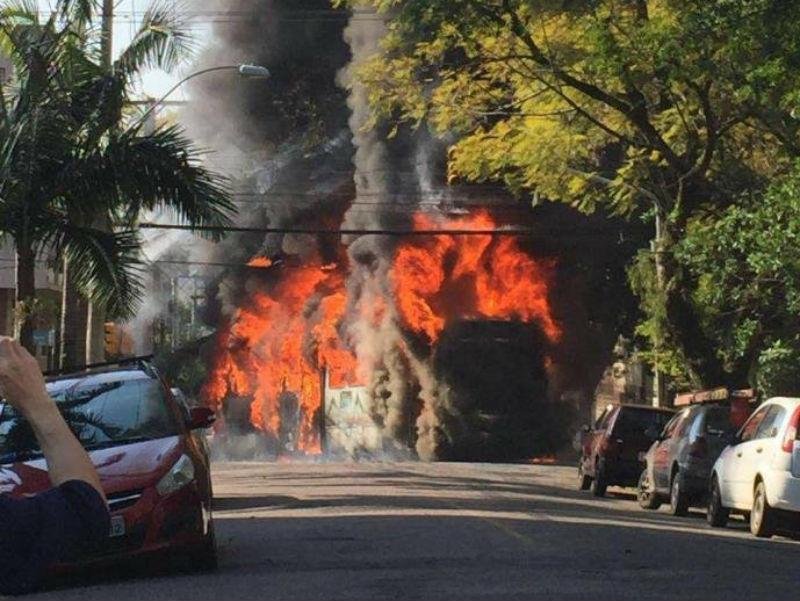 &Ocirc;nibus pegou fogo antes de colidir em pr&eacute;dio em Porto Alegre