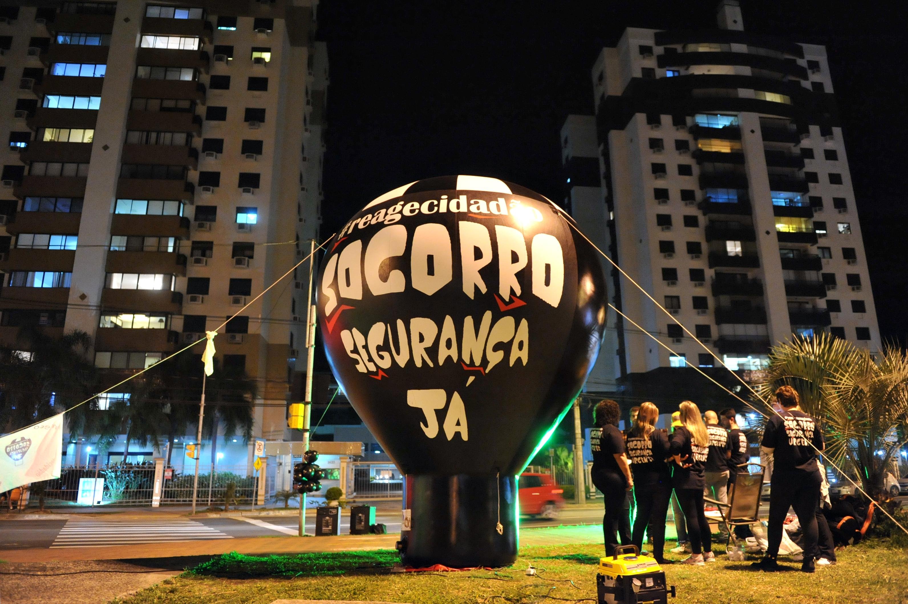 Manifestantes colheram assinaturas para abaixo-assinado que pede provid&ecirc;ncias do governo do Estado