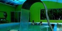 Banhos aquecidos em banheiras de hidromassagem e piscinas térmicas chamam visitantes para região