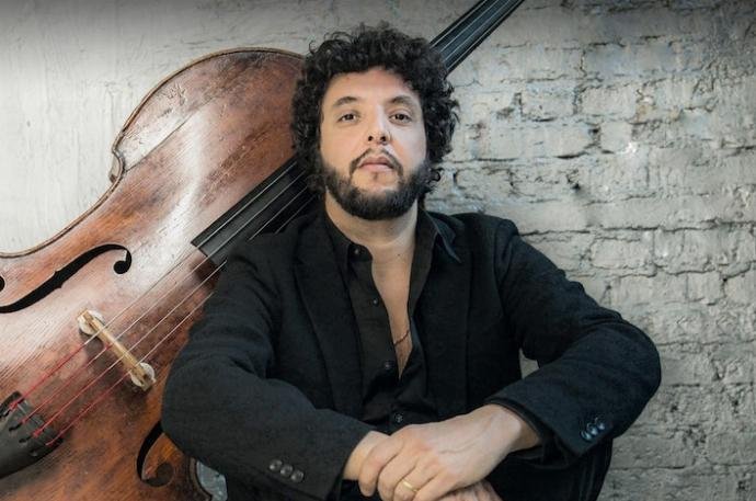 Entre os espet&aacute;culos est&aacute; o cantor israelense Omer Avital, que se apresentar&aacute; as 18h no Instituto Ling 