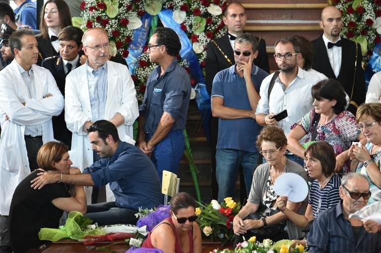 It&aacute;lia realiza funerais solenes das v&iacute;timas de terremoto