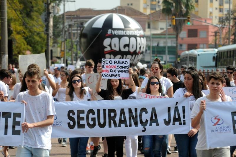 Protesto por mais seguran&ccedil;a re&uacute;ne milhares na zona Norte de Porto Alegre 
